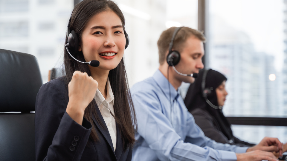 Agent call center en conversation avec un client Agent call center en conversation avec un client