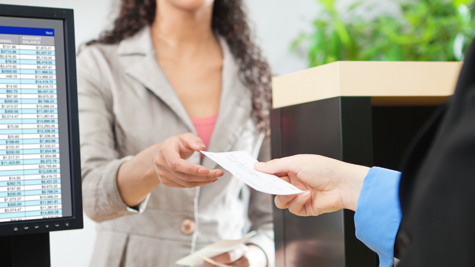 Auditeur évaluant la qualité du service client bancaire<br />
