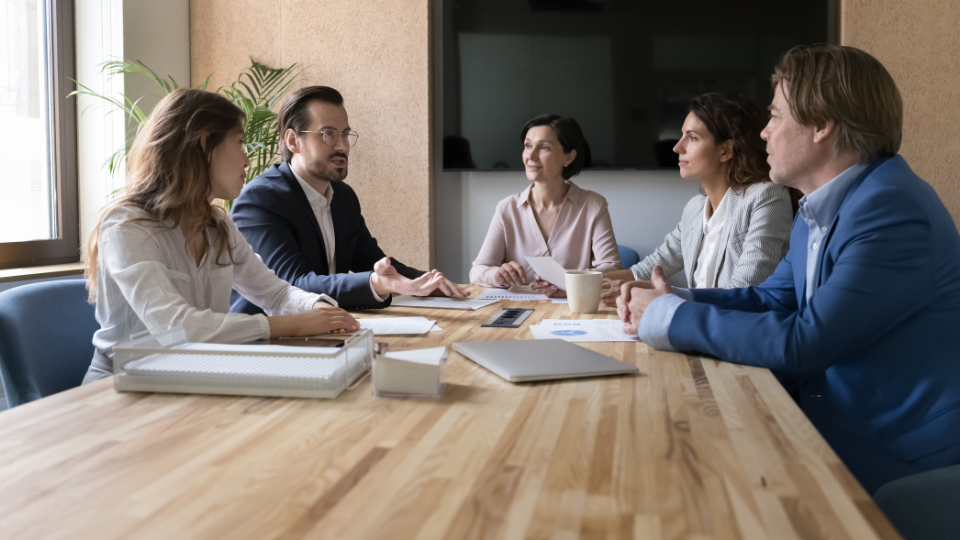 Réunion d’équipe pour améliorer l’expérience client bancaire